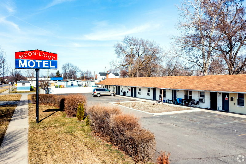 Moonlight Motel - Loopnet Photo (newer photo)